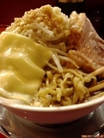 「ラーメン大盛+子豚+チーズ+魚粉 ヤサイ、ニンニクダブル （80」@ジャンクガレッジ 東大宮店の写真