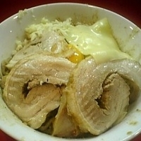 「まぜそば大（ニンニク） 850円+子豚 150円+チーズ 50円」@ジャンクガレッジ 東大宮店の写真