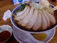 「ラーメン大盛バカブタ 麺カタメ、味濃いめ、豆板醤（650円+10」@明心角ふじの写真