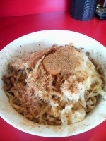 「まぜそば大盛り+チーズ・魚粉+にんにくコール」@ジャンクガレッジ 東大宮店の写真