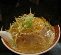 「全部入りらーめん+ライス」@うめばち 池袋店の写真