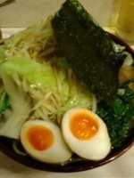 「キャベ玉+ビール」@神田ラーメン わいず 神田本店の写真