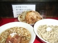 「たま小つけ麺豚入り（ニンニクヤサイマシマシ） + 巻きチャー」@蓮爾 登戸店の写真