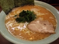 「中ラーメン（硬め）+半ライス」@寿々㐂家の写真