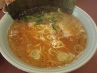 「ラーメン中盛（硬め）+海苔増し（クーポン）+ライス」@本牧家 本店の写真