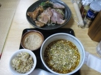 「つけチャーシュー麺（辛醤油） 950円 + サービスチャーハン」@らあめん花果山の写真