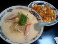 「ラーメンセット（豚骨ラーメン+麻婆丼）700円」@海味鮮 都賀駅前店の写真