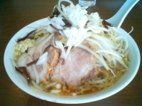 「ラーメン+ヤサイマシ+やくみタマネギ（￥550）」@にかいやの写真