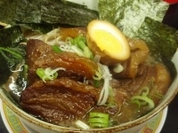 「角煮らーめん+ライス（小）+替え玉」@ラーメン 峰の写真