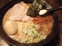 「ヨシベーラーメン（正油）（太麺）+味付玉子」@ラーメン ヨシベー 八千代店の写真