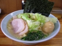 「ラーメン（豚骨醤油）+中盛+キャベツ+味玉」@横浜ラーメン 湘家 前橋店の写真