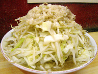 「普通盛 小ラーメン 700円（ヤサイトリプル・ニンニク・アブラ・」@ラーメン二郎 品川店の写真