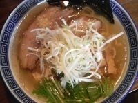 「塩そば（平打ち麺、ニンニク）￥730+半ライス（ランチサービス）」@らぁめん大山 神田店の写真