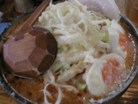 「辛味噌ねぎらーめん￥850（背脂 3） たまごトッピング￥100」@チャッチャ系らーめん もん吉 伊勢崎支店の写真