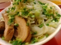 「ラーメン豚2枚入り 麺マシ カタメ ヤサイ ニンニク マシ ネギ」@ちばからの写真