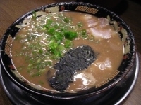 「とんこつラーメン700円（当時650円）」@無鉄砲 大阪店の写真