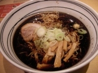 「黒醤油ラーメン（大盛り）」@らぁめん次元の写真
