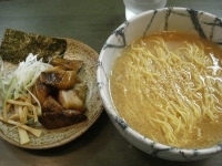 「とろ肉らーめん（醤油）+大盛」@風来居 新宿店の写真