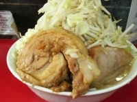 「たま小ラーメン豚入り（ニンニク、ヤサイマシマシ） + 巻きチャー」@蓮爾 登戸店の写真