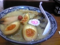 「トロ肉塩ラーメン【850円】、味玉【100円】」@旭屋の写真