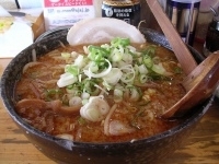 「辛味噌らぁーめん（背脂2）」@チャッチャ系らーめん もん吉 伊勢崎支店の写真