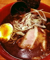 「とんとろ炙りチャーシュー黒極み 880円」@黒味噌らーめん 初代けいすけ 品川店の写真