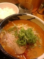 「赤味噌とんこつ 太麺（御飯付き） 650円」@梟の写真