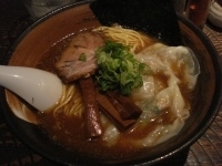 「わんたんめん+自家製ミニ黒ドライカレー」@らーめん 瞠 恵比寿店の写真