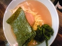 「ラーメン中+大盛ライス（無料）」@横浜ラーメン 裏武蔵家 西千葉本店の写真