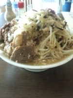 「ラーメン+中盛+ぶたぶた+無料トッピング（ニンニク以外全部）」@にかいやの写真