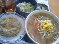 「みそラーメン+Bセット（ウーロン茶、生野菜、半チャーハン、お新香」@とん吉の写真