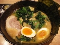 「らーめん中盛+ほうれん草+あじたま+肉めし」@らーめん七福家 早稲田店の写真