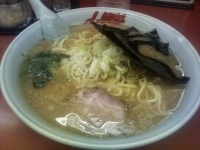 「醤油ラーメン（薄め、硬め）大盛り」@山岡家 前橋亀里店の写真