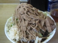 「小ラーメン豚入り 800円 （やさい、にんにく） + かつおくん」@ラーメン二郎 栃木街道店の写真