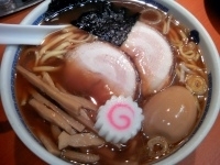 「平打ちスペシャル（醤油） 950円 ダブル 160円 替え玉 1」@たけちゃんにぼしらーめん 調布店の写真