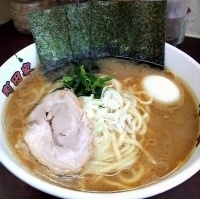 「らーめん・中盛り（￥750）+ゆで卵（￥50）」@横浜ラーメン 町田家 新宿南口店の写真