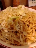 「油麺（大盛:クーポンサービス） ヤサイマシマシタマネギマシマシニ」@らーめん ぽっぽっ屋 水道橋店の写真