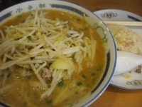 「ミソラーメン半チャーハン850円」@中華 栄来軒の写真