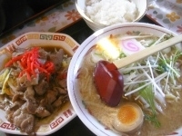 「ランチメニュー定食（元祖名物ラーメン&B豚の生姜焼き定食）780」@ラーメン 猿喜 小手指本店の写真