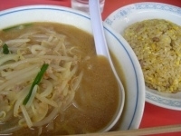 「みそラーメンチャーハンセット950円」@栄光軒の写真