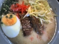 「白湯鶏骨麺（800円）+トッピングネギ（100円）+生ビール（5」@らーめん処 井門の写真