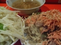 「ブタ卵入りザルラーメン（ニンニク、ヤサイマシマシ、紅生姜）+大盛」@ラーメン二郎 府中店の写真