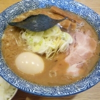 「濃厚らーめん750円 + 味玉100円 + たまねぎ50円」@らーめん・つけめん 虎心の写真