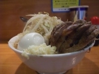 「小ブタ（ニンニク）+美白たまご」@ラーメン二郎 八王子野猿街道店2の写真