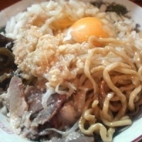 「油めん（ヤサイマシタマネギマシマシニンニク）・大盛 ￥880（ク」@らーめん ぽっぽっ屋 水道橋店の写真