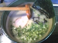 「白丸ラーメン+替玉（赤玉） 630円+ランチサービス」@おやじやの写真