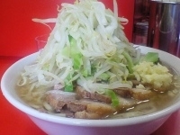 「小豚（カタメ・少なめ）+やさいダブルにんにく」@ラーメン二郎 神田神保町店の写真