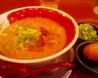 「徳島ラーメン（ふつうめん）@生卵@ネギ」@徳島ラーメン 麺王 徳島駅前本店の写真