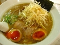 「ラーメン（中）+味玉+ねぎ」@ラーメン 錬磨の写真