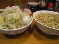 「大つけ麺 950円（やさい、にんにく） + 気まぐれたまご 10」@ラーメン二郎 八王子野猿街道店2の写真